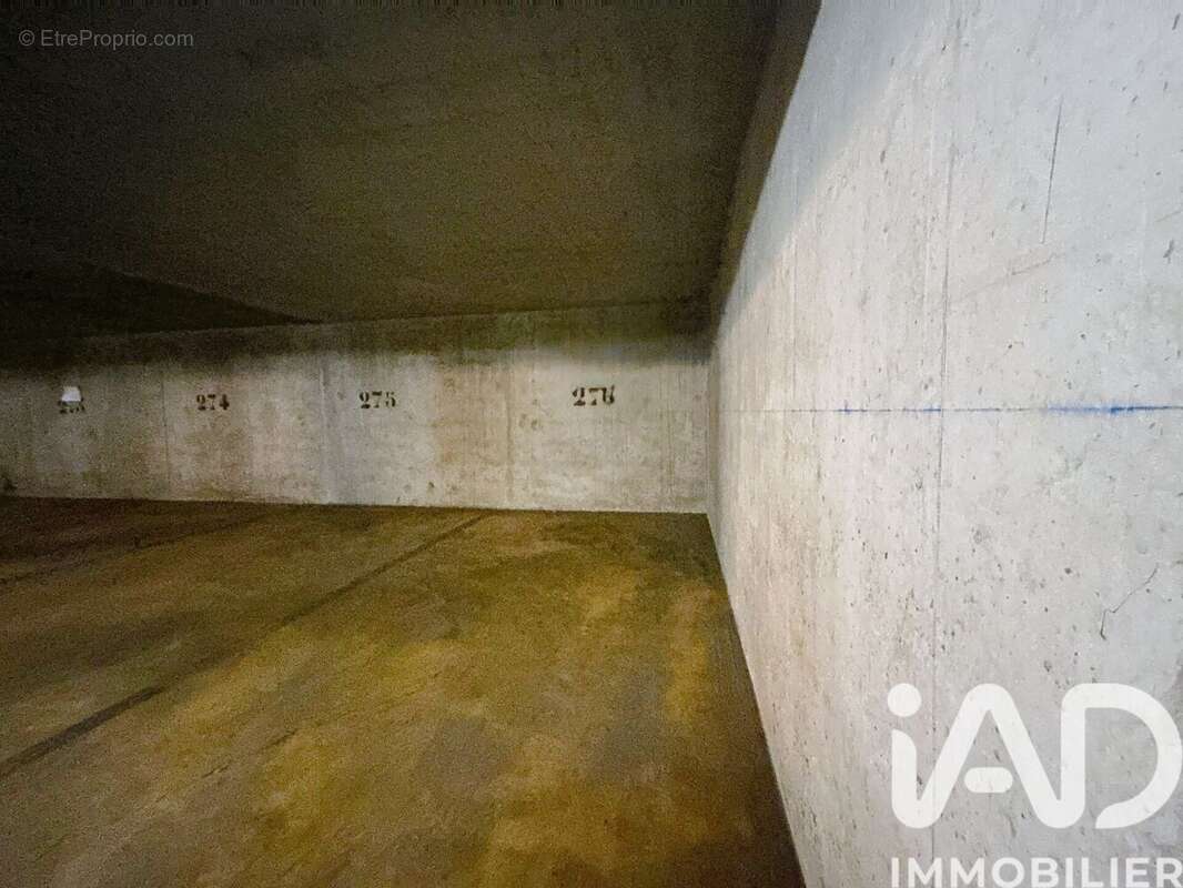 Photo 2 - Parking à CERGY