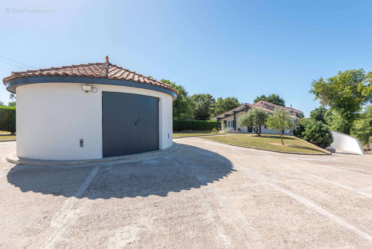 Maison moderne de 175m2 - 6400m2 de parc - garage de 228m2 - photo 5