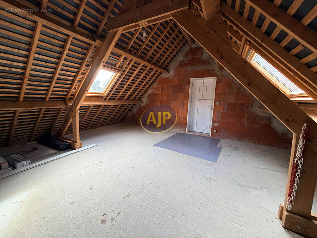 Maison à LA CHAPELLE-DE-BRAIN