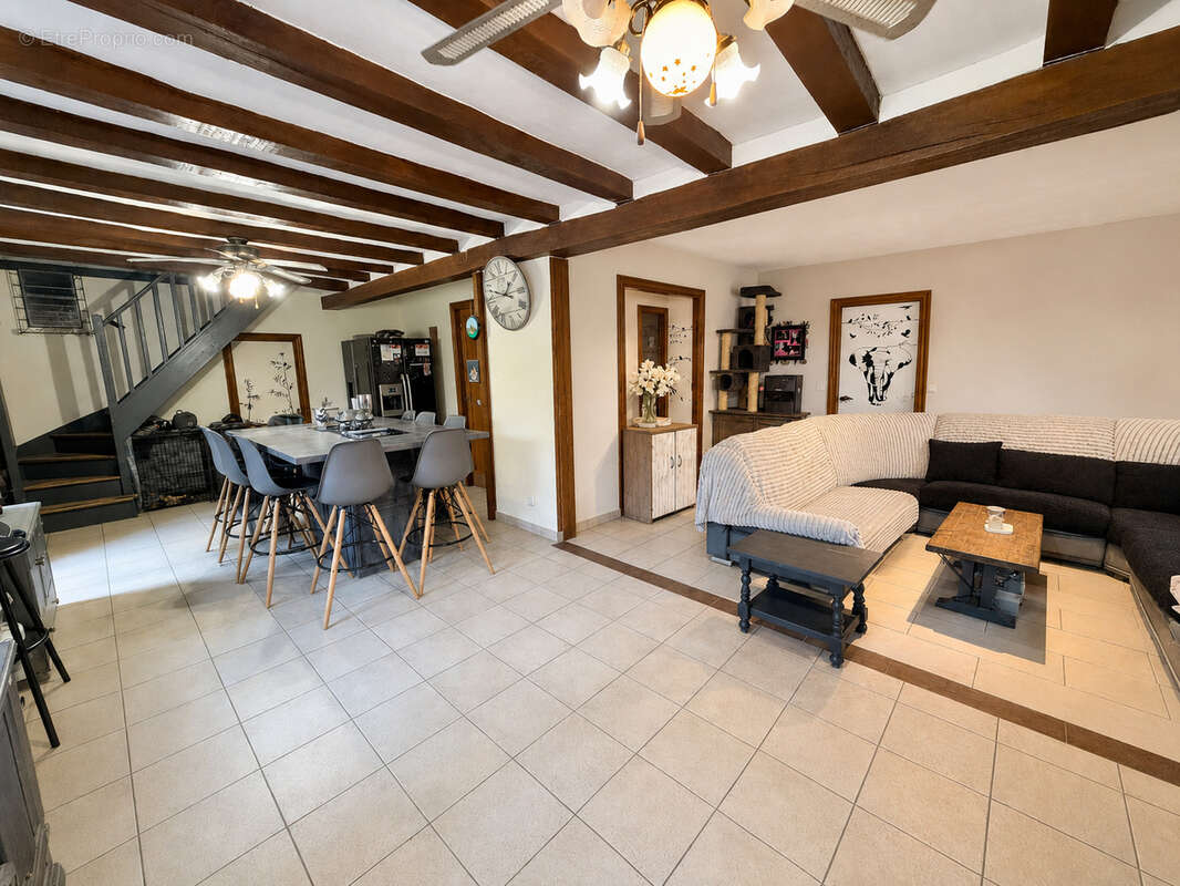 À seulement 8 minutes en voiture de TOURS, découvrez cette maison familiale aux volumes généreux et au cadre v - photo 11