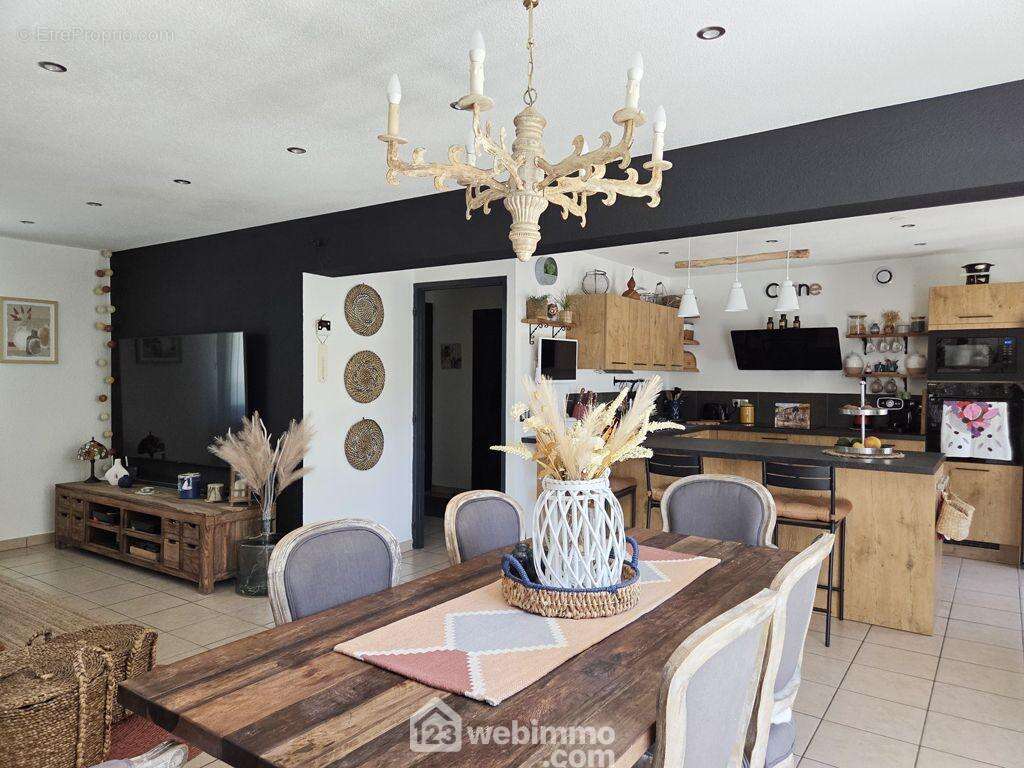 Au rez-de-chaussée, elle est composée d'un hall d'entrée, - Maison à ALBERTVILLE