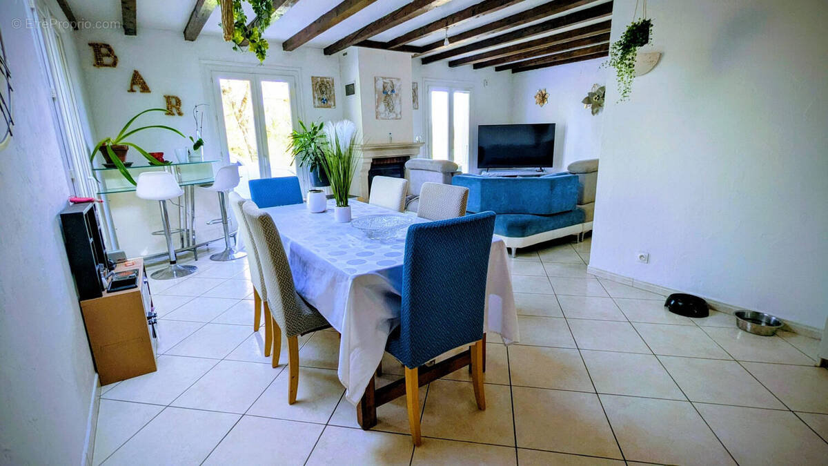 Salle à manger, salon - Maison à SAINT-PIERRE-DE-CLAIRAC