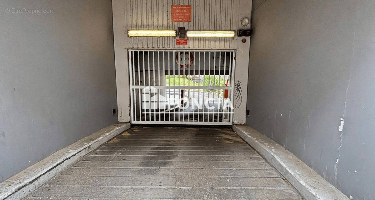 Parking à PARIS-18E