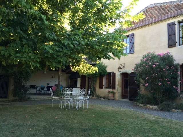 Maison de caractère avec 4 chambres sur 'environ 7318 m². - photo 49