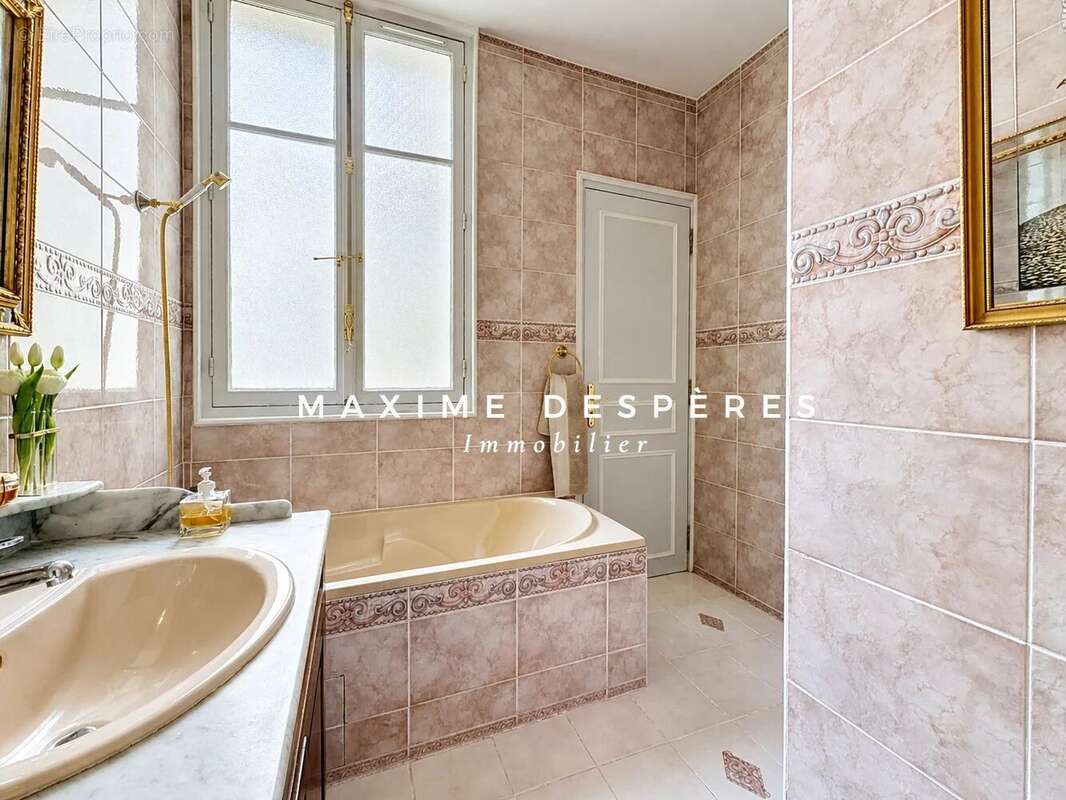 Appartement à NEUILLY-SUR-SEINE
