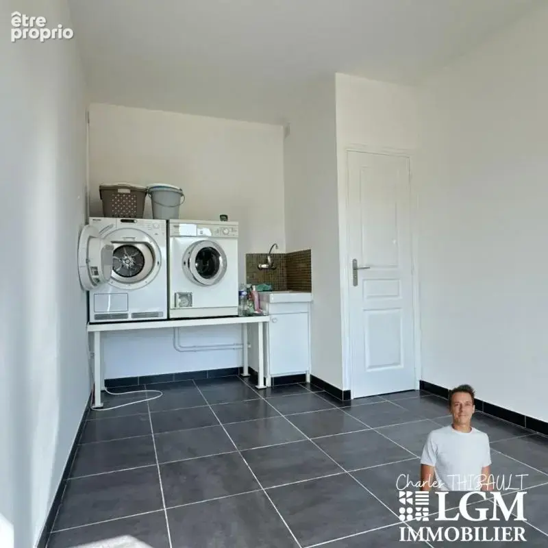 Maison lumineuse avec vue dégagée – 3 chambres, double garage et espace indépendant - photo 7