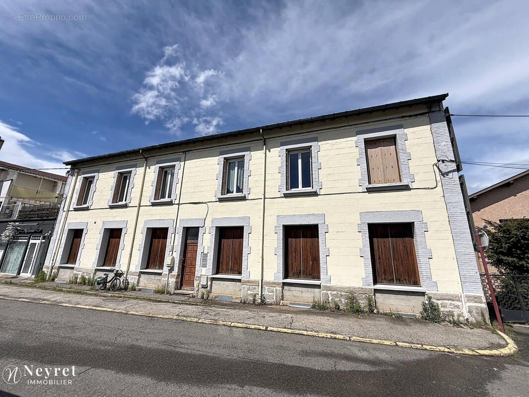 Appartement à SAINT-PRIEST-EN-JAREZ