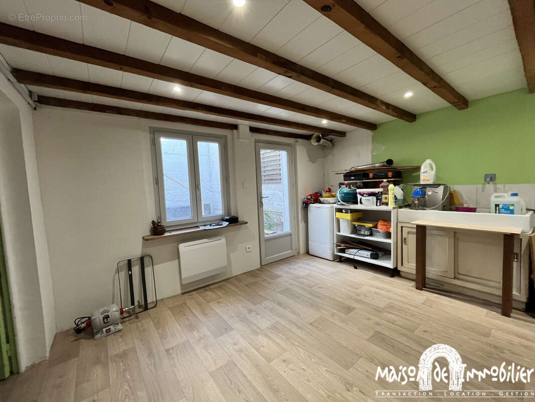 A vendre à COGNAC Centre-ville - Maison de ville rénovée - 4 pièces - 99m2 - Cour et garage - photo 9