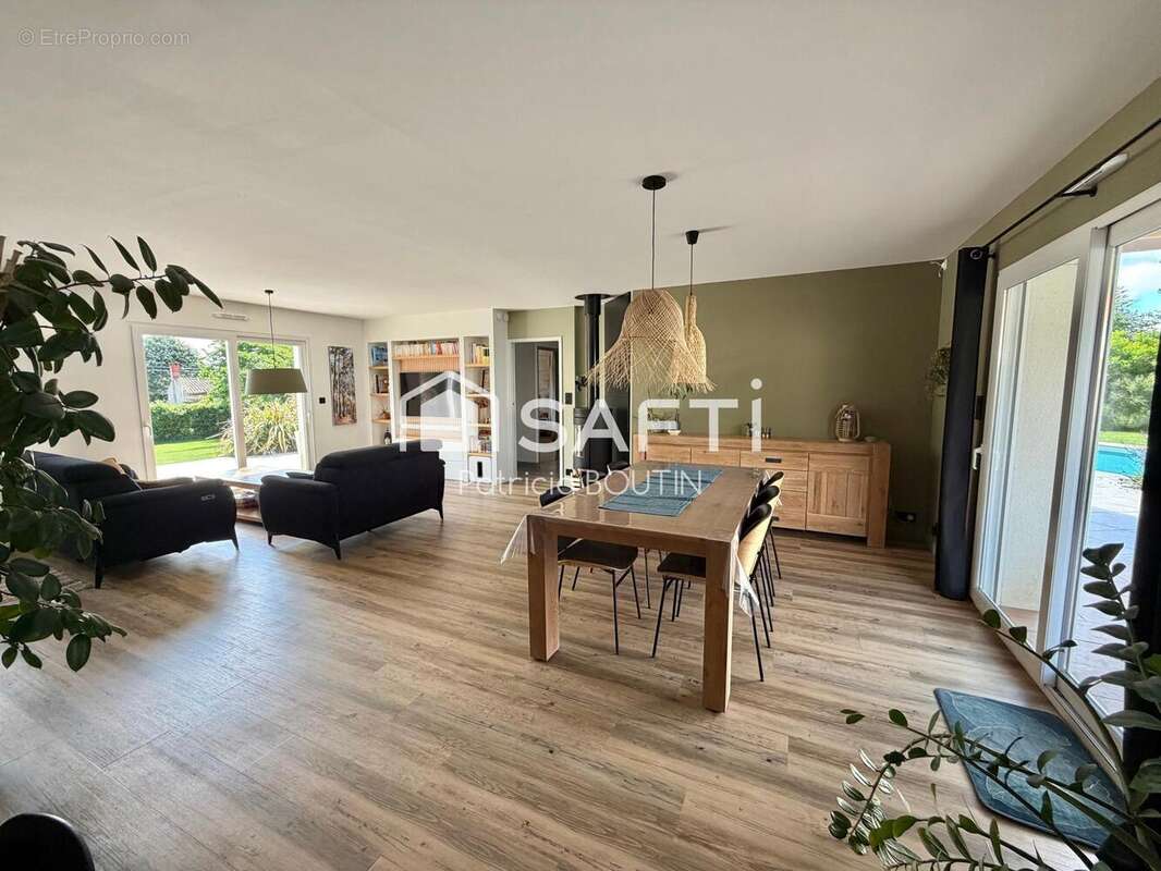 Maison 131 m² à Saint-Christophe-Sur-Roc  - photo 3