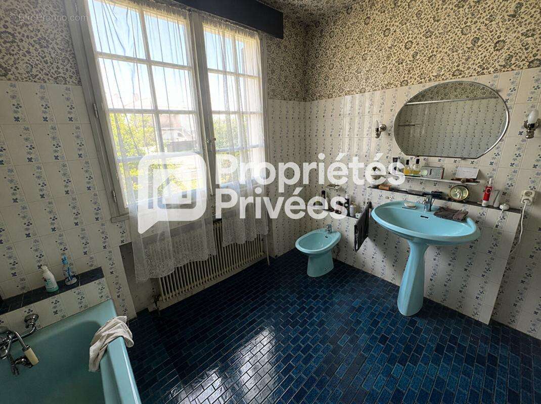 Maison de 205 m² avec logement indépendant et potentiel professionnel ? Centre de Bazas - photo 7