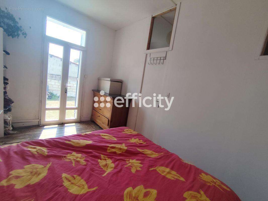 Maison 64 m² à Saintes  - photo 6