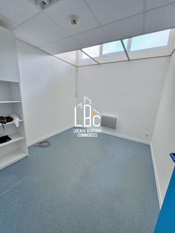 Commerce à SAINT-HILAIRE-DE-CHALEONS