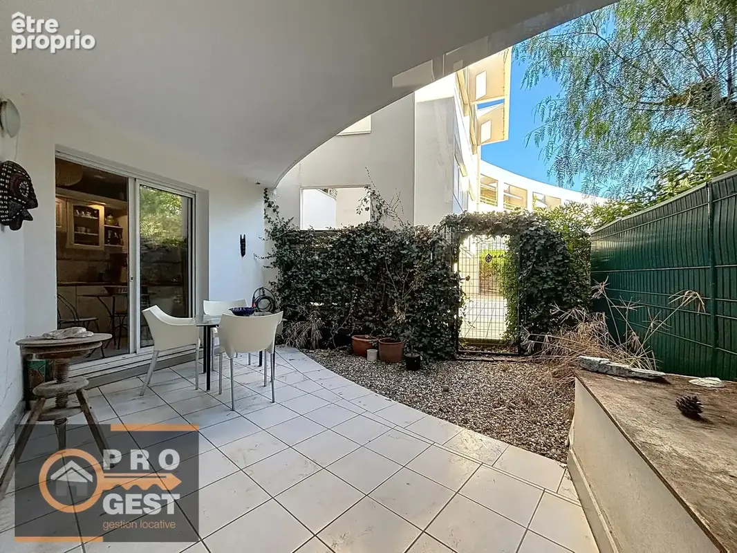 joli rez de jardin dans résidence avec parc classé garage et cave - photo 4
