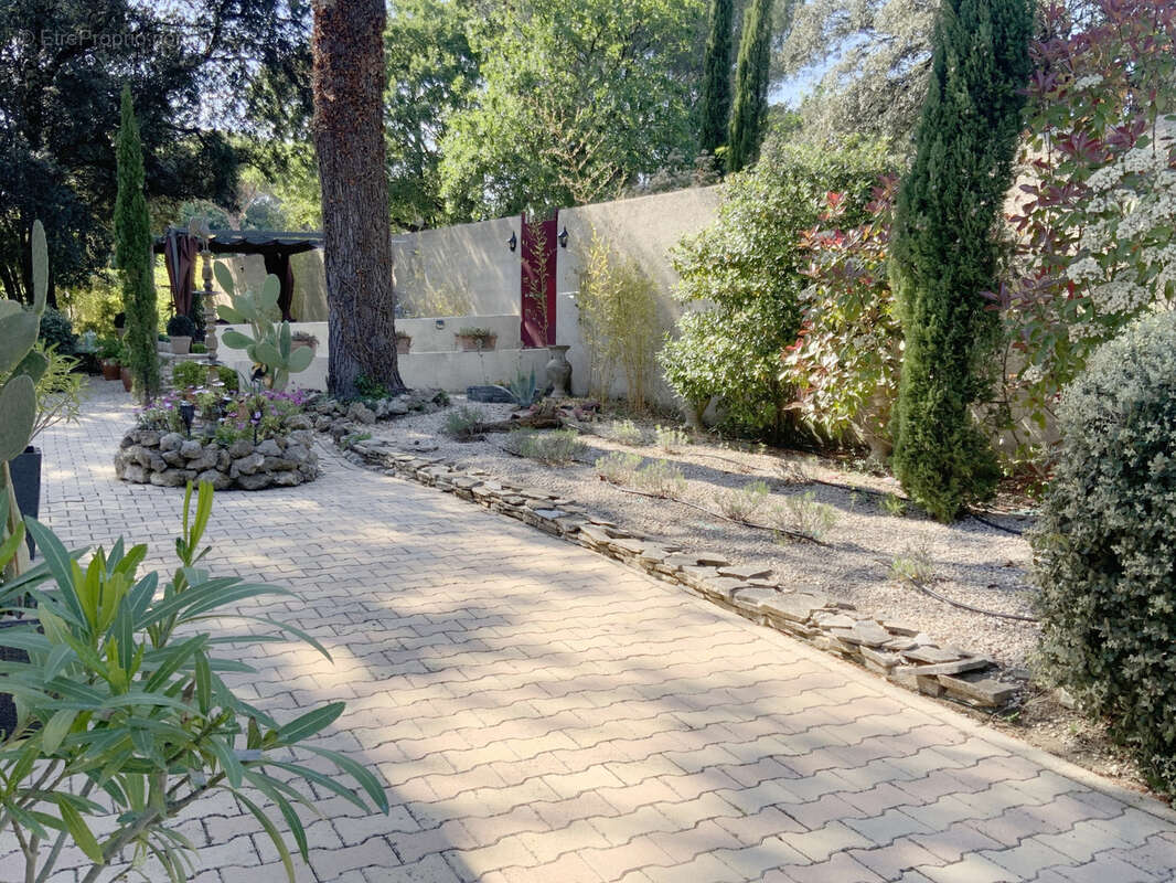 À quelques minutes d'Uzès, dans un cadre exceptionnel et paisible. - photo 5
