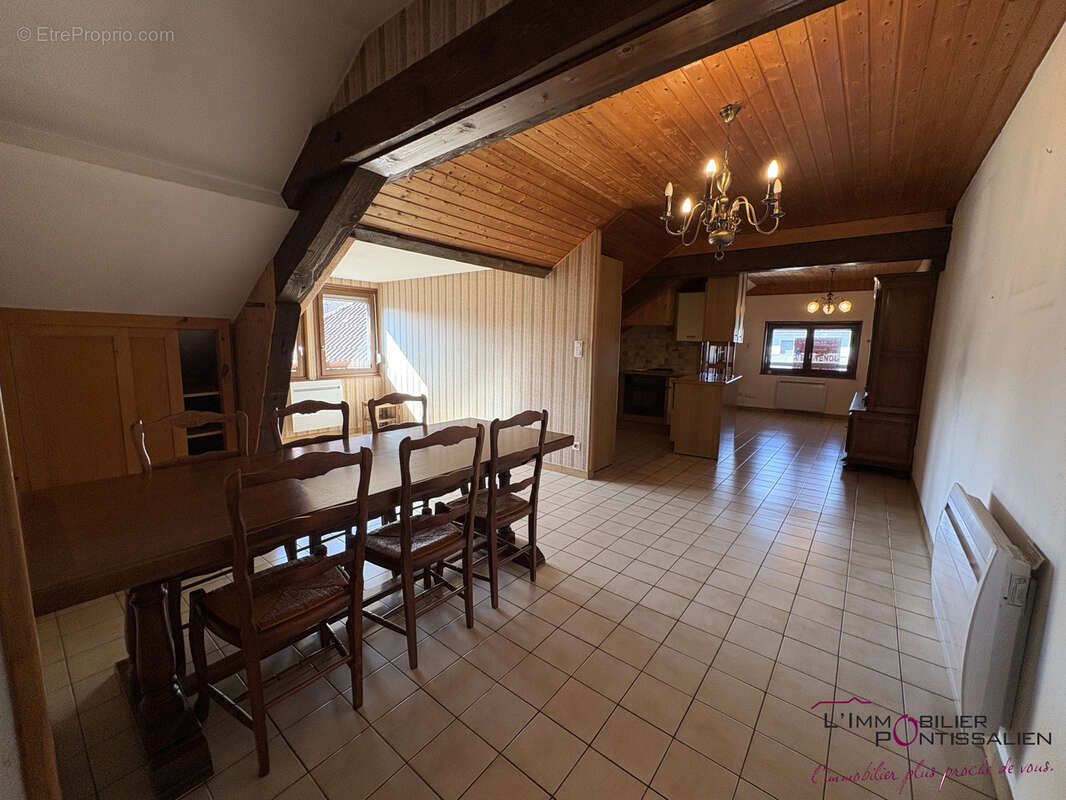 Pontarlier - centre ville : appartement de type 4 avec cave et garage - photo 9