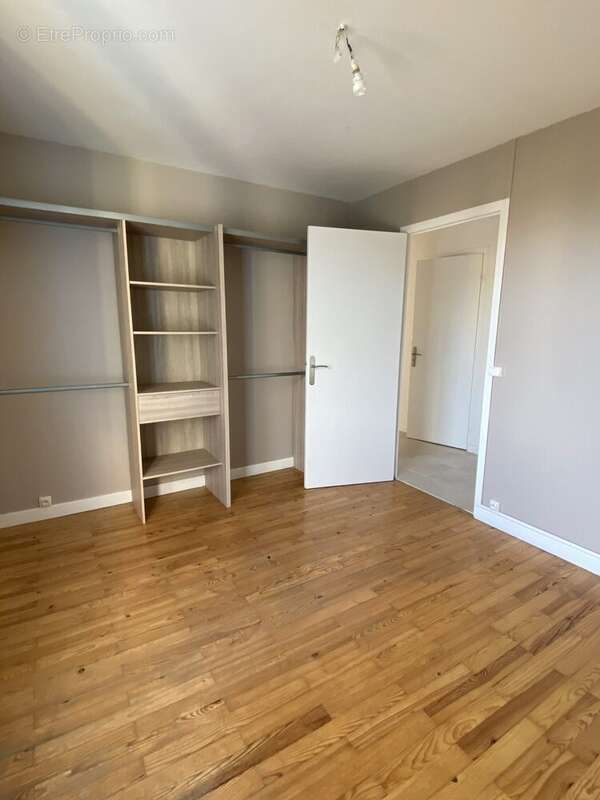Chambre 1 - Appartement à ROMANS-SUR-ISERE