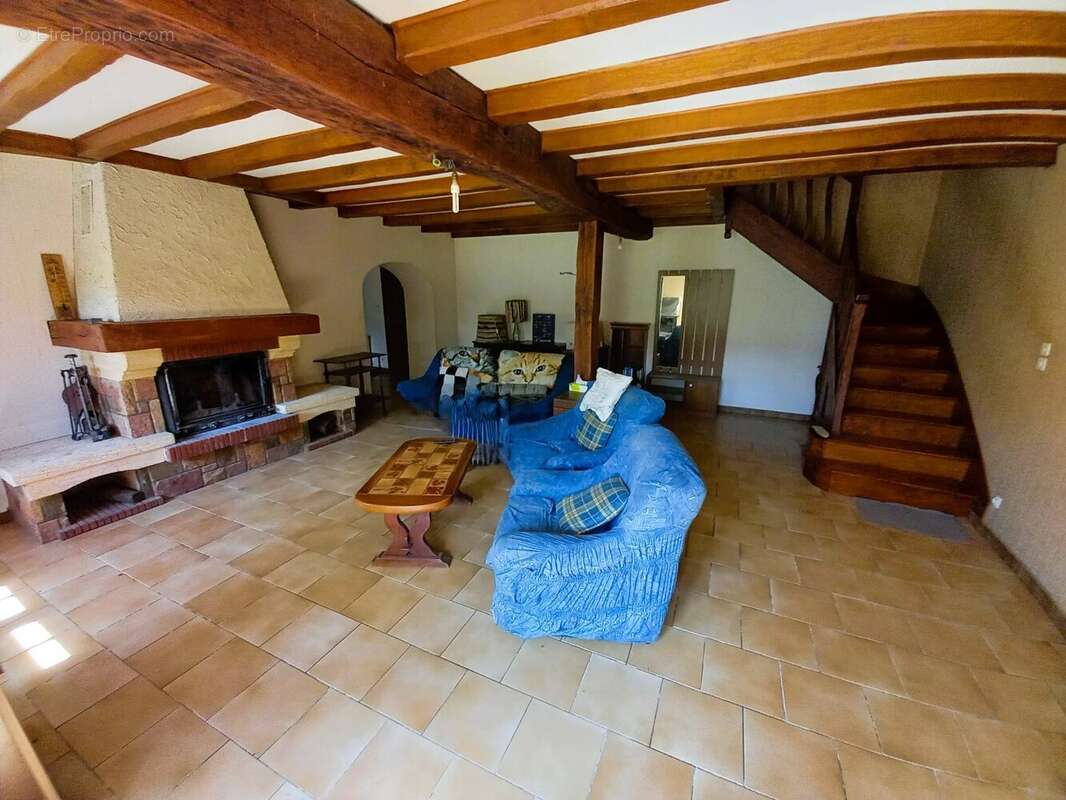 À seulement 10 minutes de Cognac  Grande maison familiale de 215 m² avec terrain constructible de 2 500 m²  DPE C - photo 4