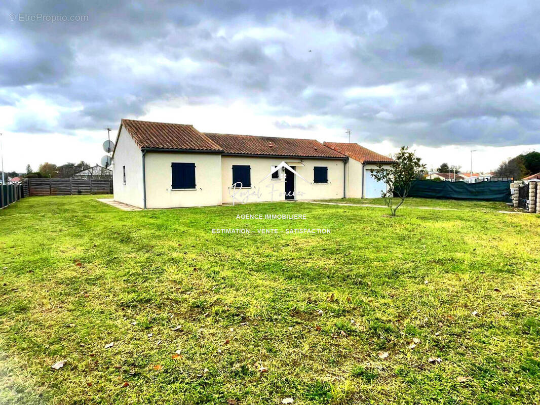 Plain pied avec 3 chambres (dont une avec salle d\&#039;eau privative) - Maison à INGRANDES