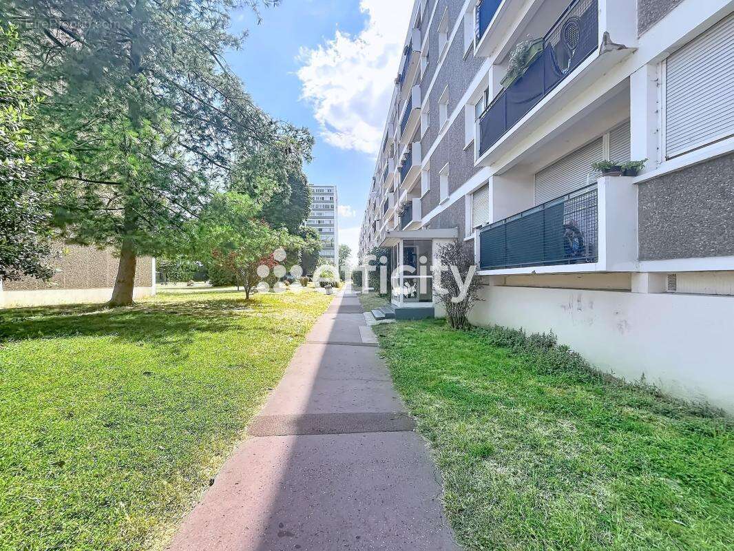 Appartement à LES PAVILLONS-SOUS-BOIS