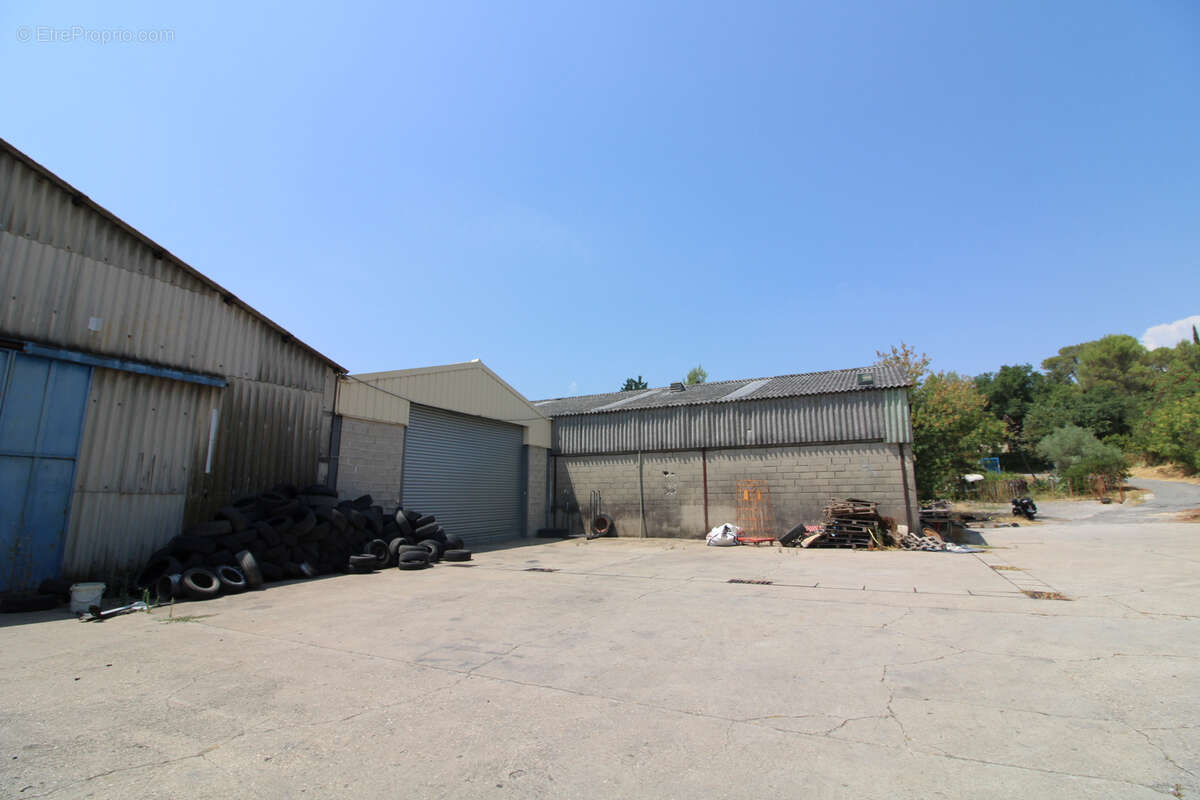 LOCAUX COMMERCIAUX DE 1750 M2 sur terrain de 3700 m2. - photo 8