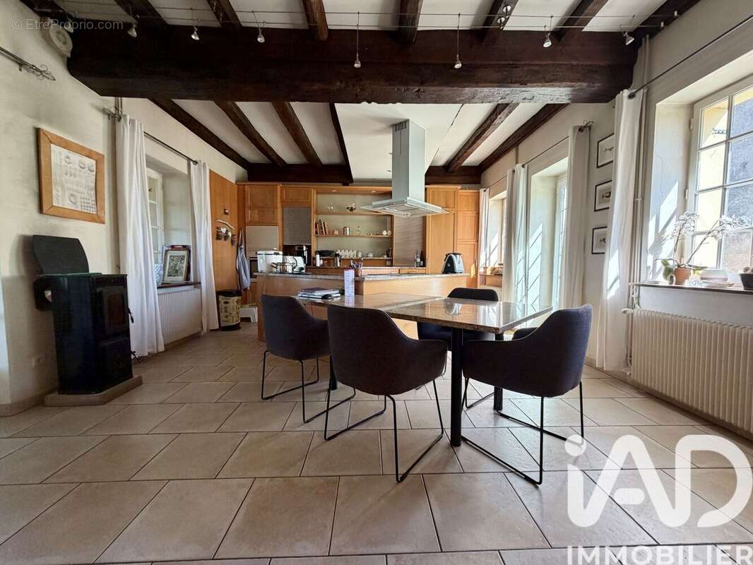 Maison 249 m² à Saint-Ambreuil  - photo 2