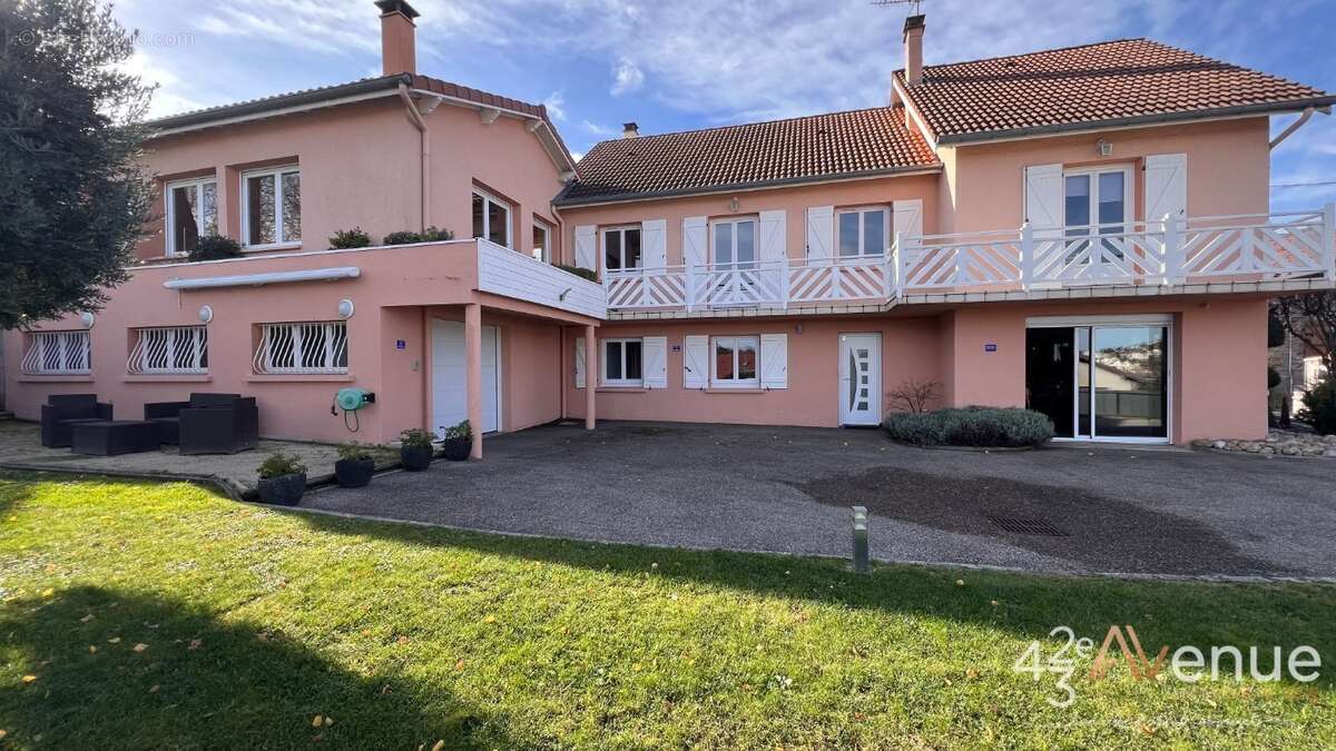 Maison à SAINT-GENEST-LERPT