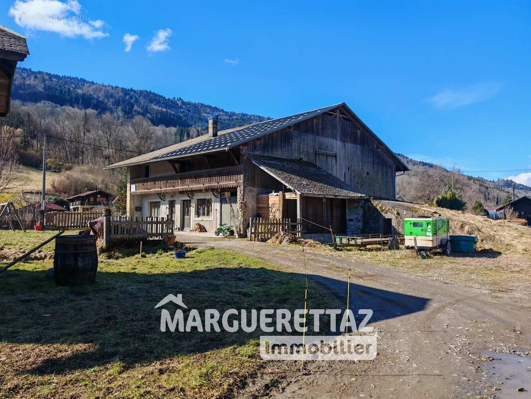 Maison à LA RIVIERE-ENVERSE