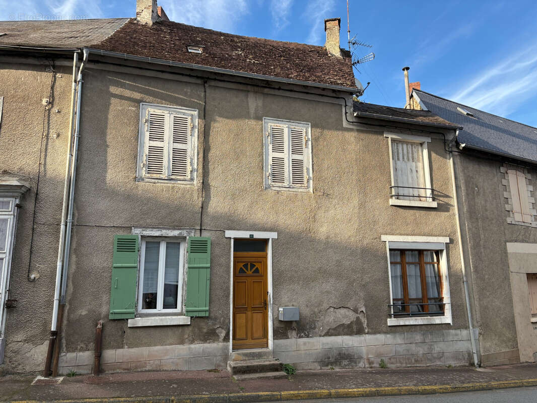 Coussac Bonneval maison de 6 pièces  proche des commerces avec cour et garage - photo 2