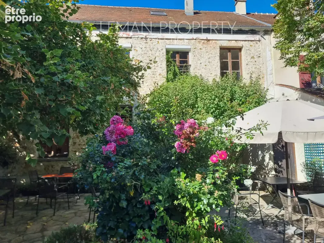 Une demeure en meulière aux volumes remarquables, au cœur du village - photo 3