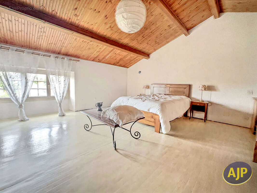 Maison à SAINT-MACAIRE-EN-MAUGES