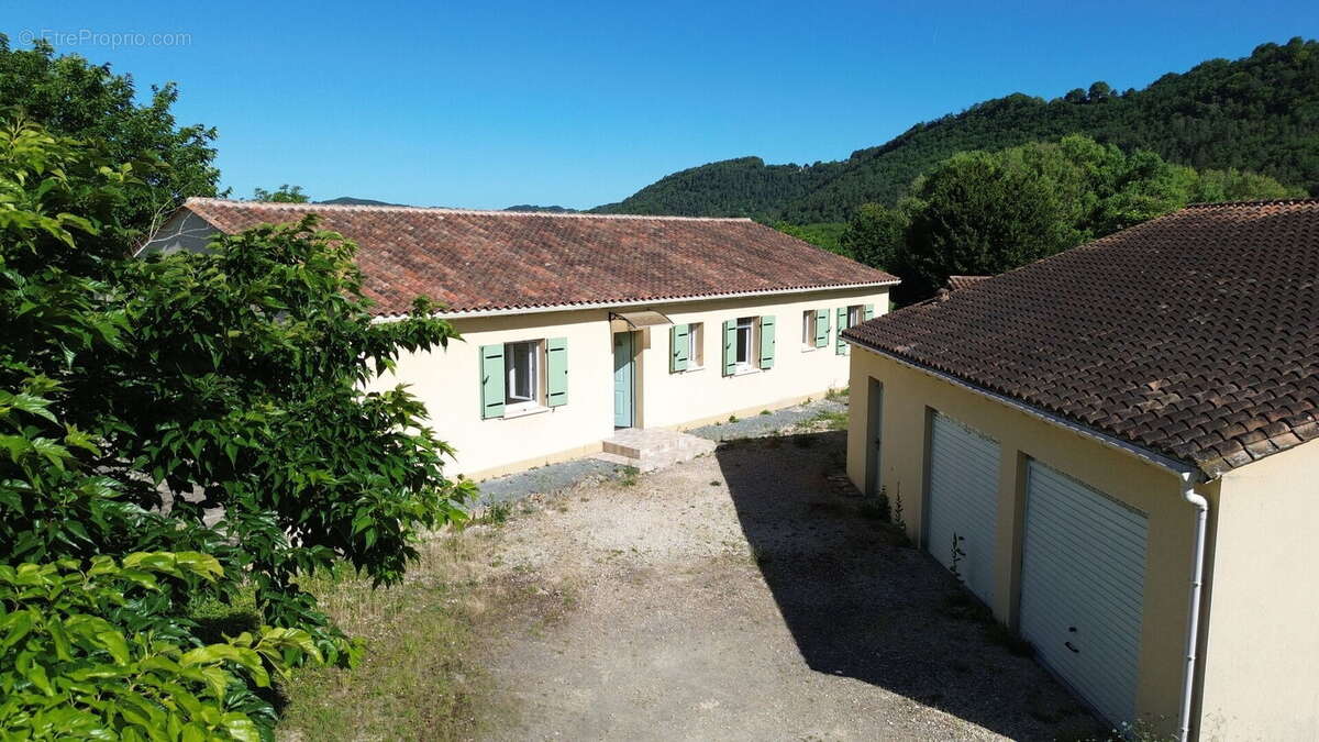 Maison de plain-pied avec 4 chambres, garages et dépendance camping-car - photo 8