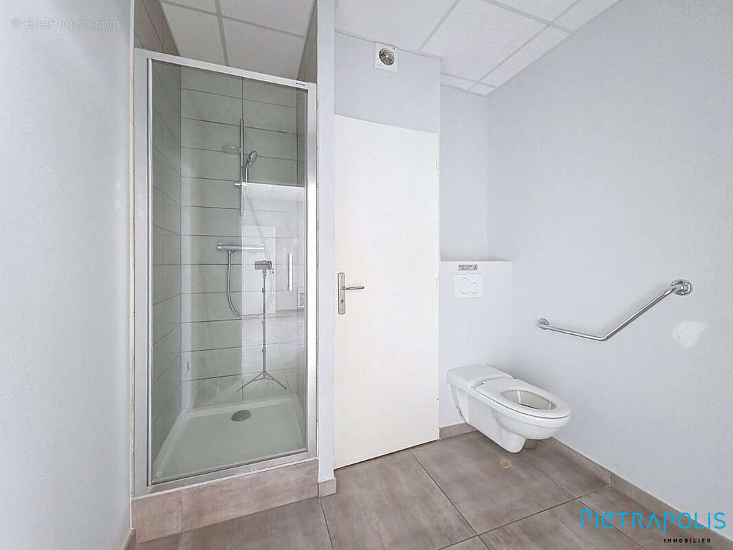 Commerce à SAINT-GENIS-POUILLY