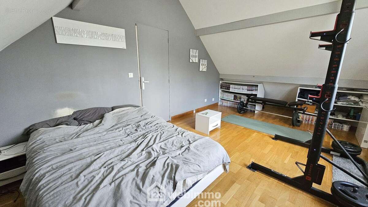 Une chambre de 11 m² LC et 16 m² au sol toute parquetée. - Maison à ONCY-SUR-ECOLE