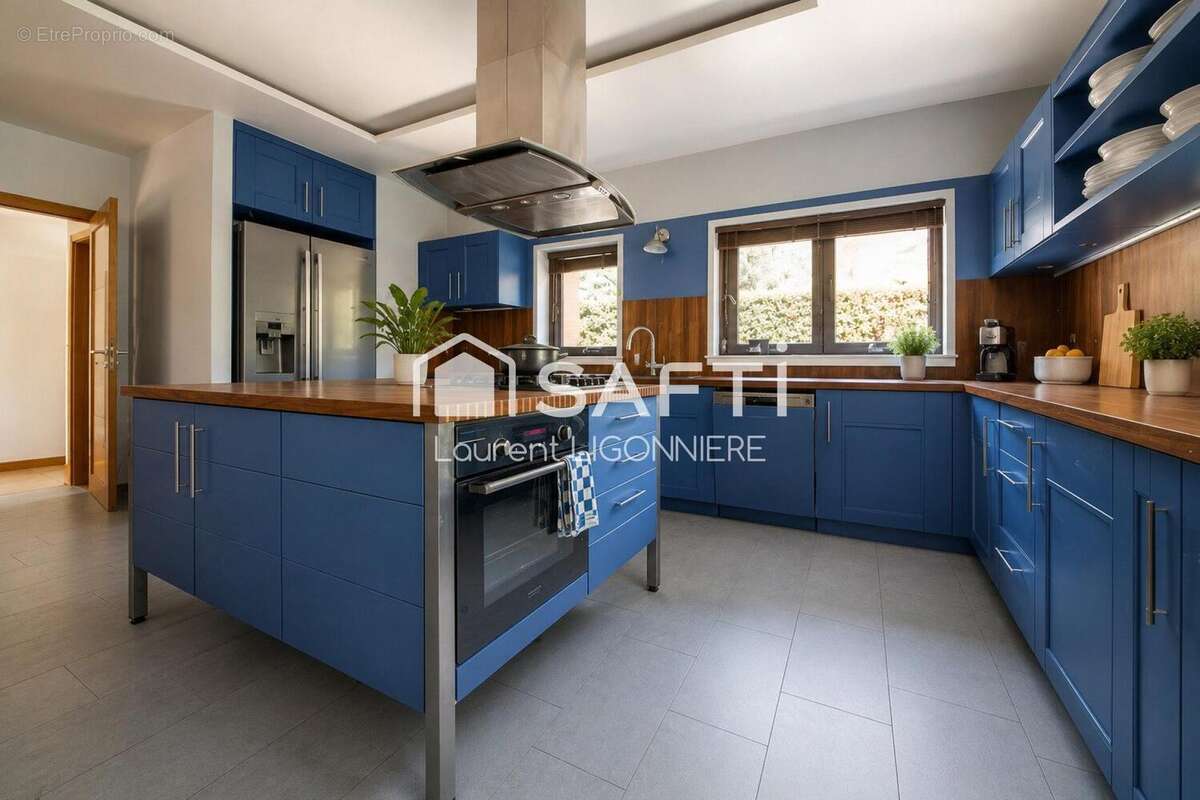 Maison 320 m² à La Queue-En-Brie  - photo 7
