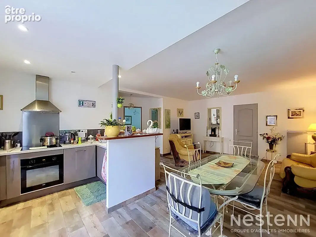 À vendre Maison de village en pierre de 216 m² avec deux appartements, cour, et garages - photo 20