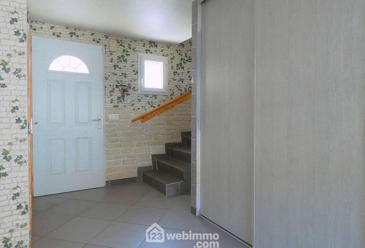 Le hall d?entrée équipé d'un grand placard ouvre directement ... - Maison à UGINE