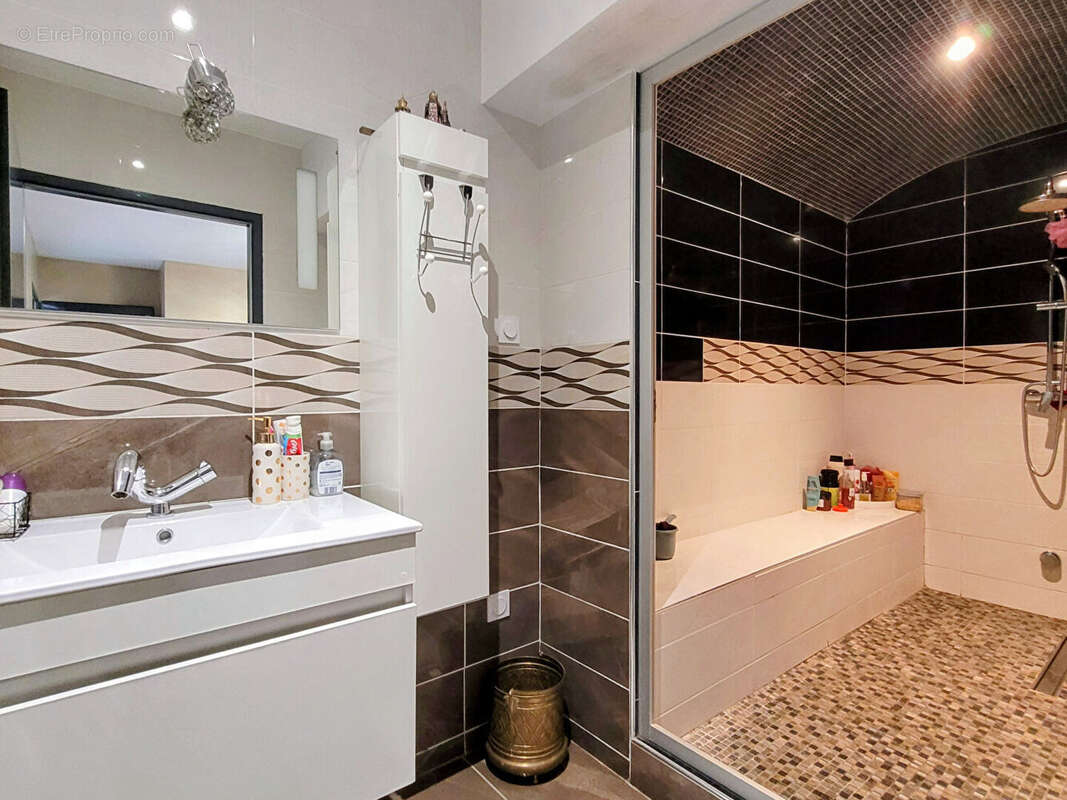 LE PUY coteau Recherché: Maison récente 269 m² sur 560 m² de terrain - photo 9