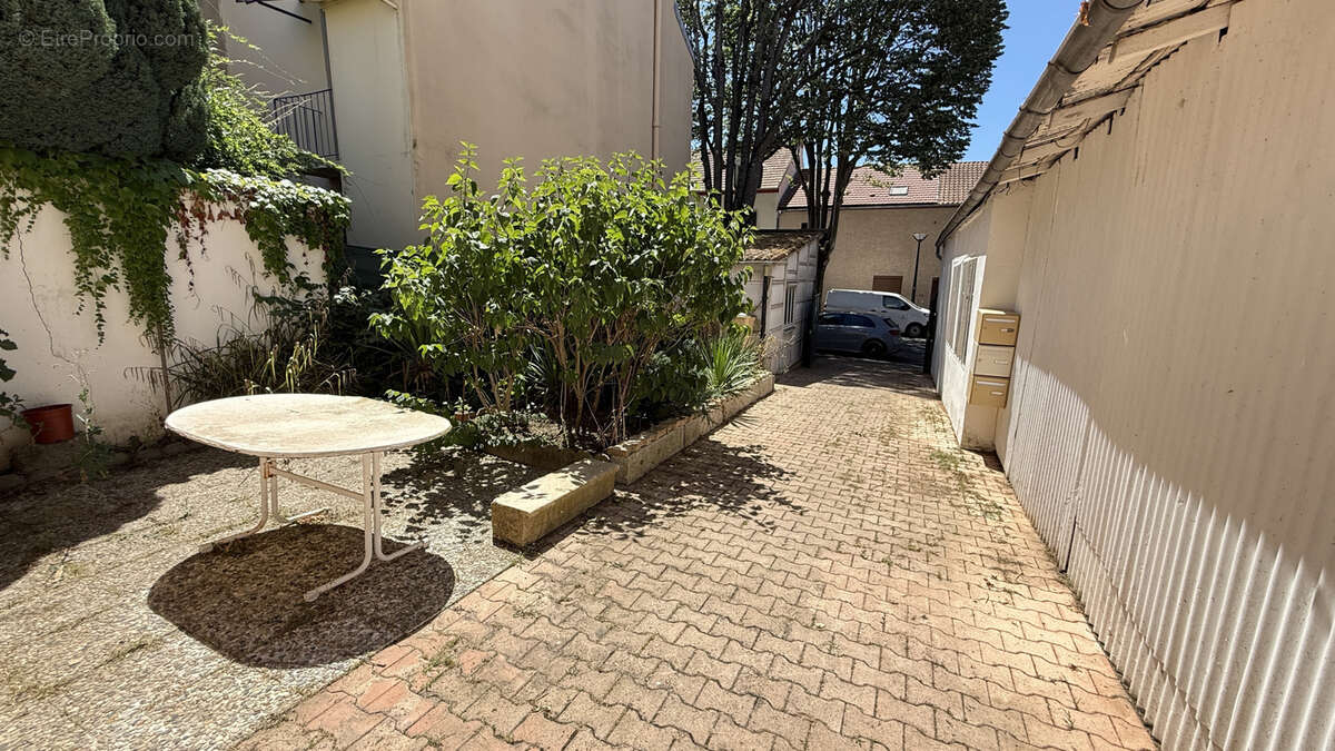 Investissement locatif à Vichy - Immeuble 3 appartements 4 garages - photo 5