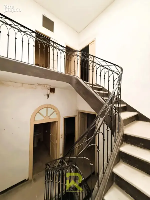 Maison de ville a renover - fort potentiel - garages cour - photo 2