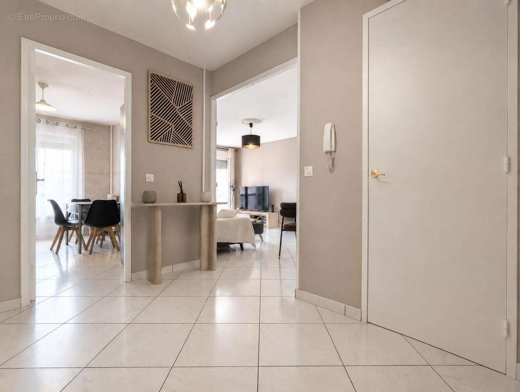 Appartement 82 m² à Bron  - photo 3