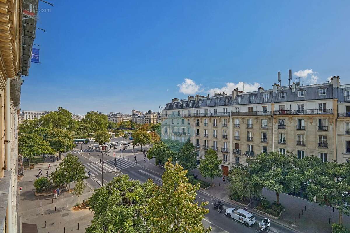 Place de la Nation – 2 pièces à rénover avec fort potentiel - photo 3