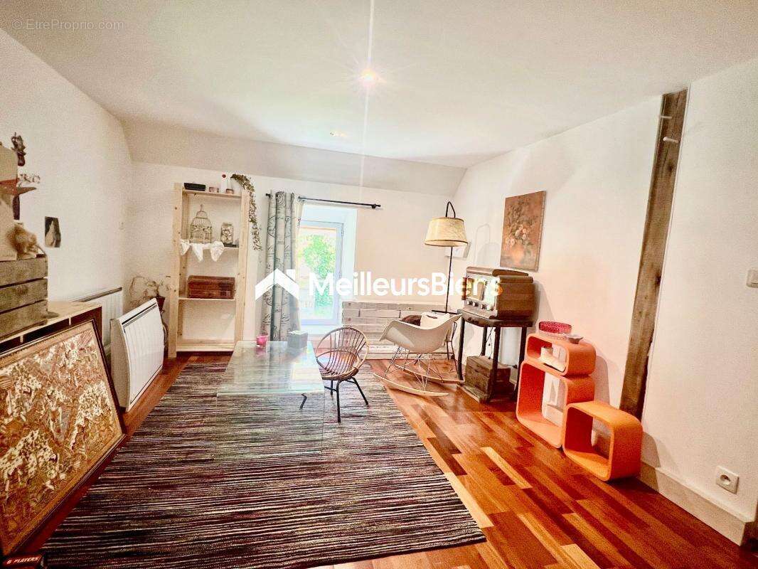 Maison à MONTJAVOULT