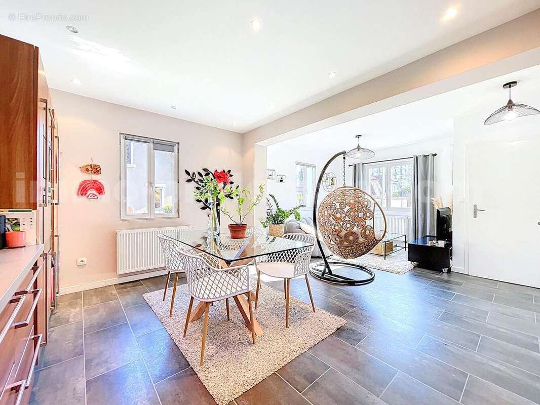 Appartement_T4_Gaillard_belle_superficie_prix_frontière_Suisse_direction_GENEVE_Tram_Ceva_vue_séjour_salon - Maison à AMBILLY