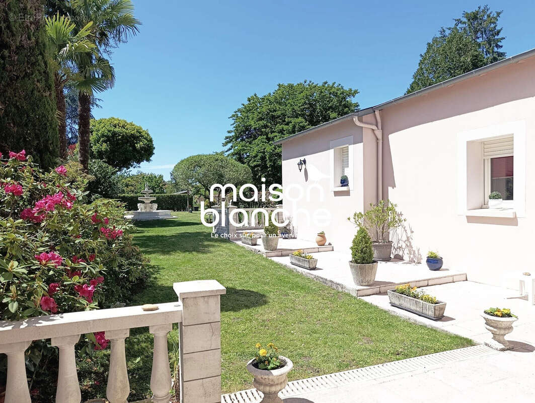 Maison 211 m² à Parthenay  - photo 2