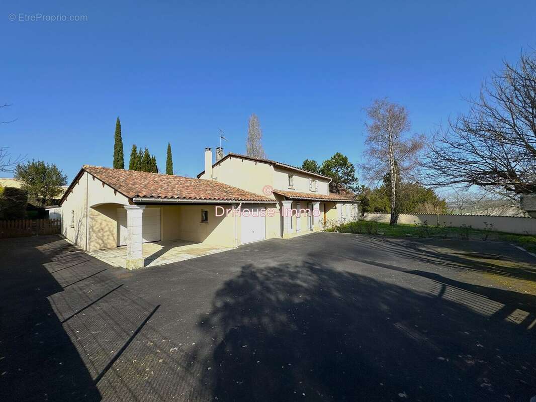 Maison à MONTMOREAU-SAINT-CYBARD