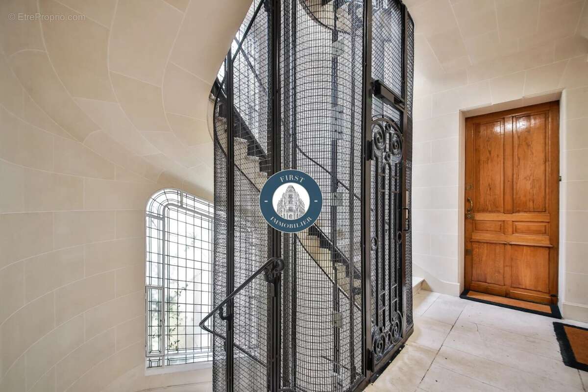 Appartement à PARIS-16E