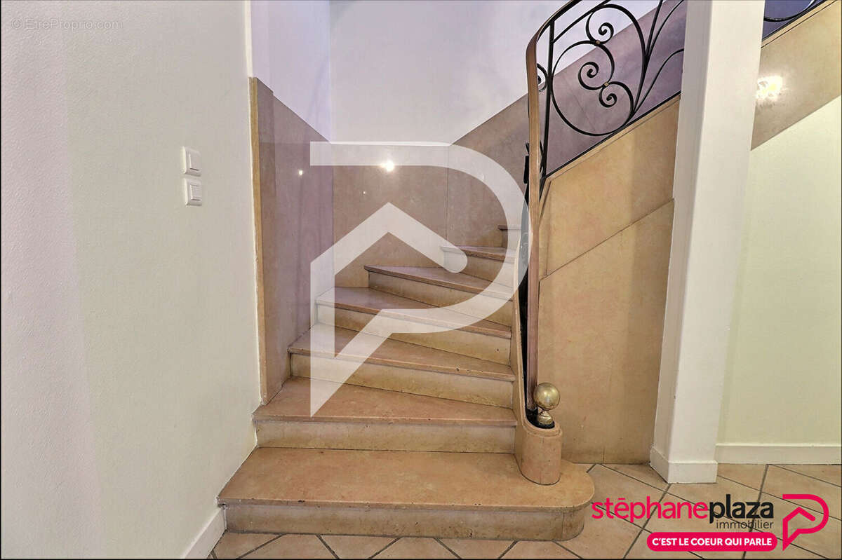 Maison à LE MESNIL-LE-ROI