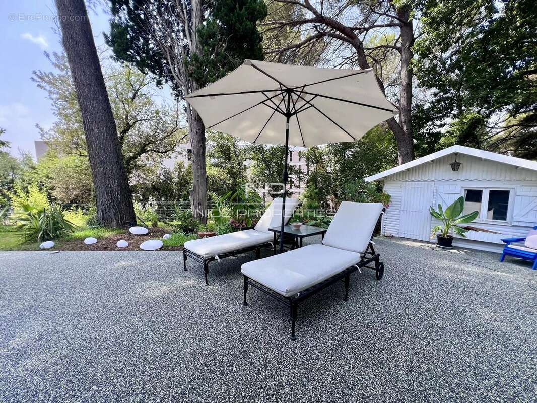 Charmante maison rénovée avec jardin, terrasse et piscine en résidence – Cannes La Bocca. - photo 9