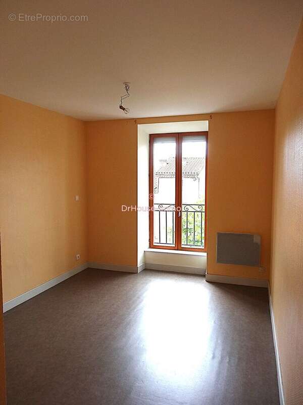 Appartement à LE BREUIL-SUR-COUZE