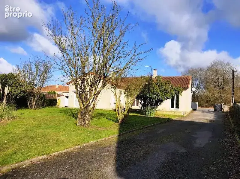 Maison à NIEUIL-L'ESPOIR